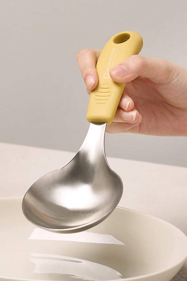 바겐슈타이거 스텐 304 로펠 더 컬러 레이들 국자 서버 옐로우는 주방 조리에 사용되는 국자입니다. 스텐 304 스테인리스 스틸 소재로 제작되어 내구성이 뛰어나며, 위생적인 사용이 가능합니다. 손잡이는 플라스틱 재질로, 옐로우 컬러와 실버 컬러 두 가지 색상으로 제공됩니다. 깔끔한 디자인으로 주방 인테리어에도 잘 어울립니다. 주방에서 유용하게 사용할 수 있는 필수적인 조리 도구입니다.
