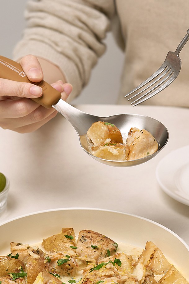 바겐슈타이거 스텐 304 로펠 더 컬러 레이들 국자 서버 브라운은 주방을 더욱 특별하게 만들어 줄 서빙용 국자입니다. 튼튼한 스테인리스 304 소재로 제작되어 위생적이며 내구성이 뛰어납니다. 로펠 시리즈 특유의 디자인과 브라운 컬러 손잡이가 세련된 주방 분위기를 연출합니다. 음식을 서빙할 때 편리하게 사용할 수 있으며, 부드러운 사용감과 뛰어난 그립감을 제공합니다.
