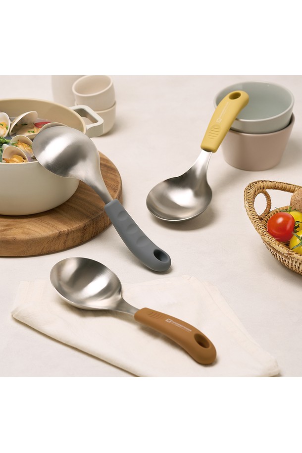 바겐슈타이거 스텐 304 로펠 더 컬러 레이들 국자 서버 차콜은 주방용 국자입니다. 스테인리스 304 소재로 제작되어 내구성이 뛰어나며, 차콜 색상이 세련된 주방 분위기를 연출합니다. 로펠 디자인으로 제작되어 편리하게 사용할 수 있으며, 서버 타입으로 다양한 요리에 활용 가능합니다.
