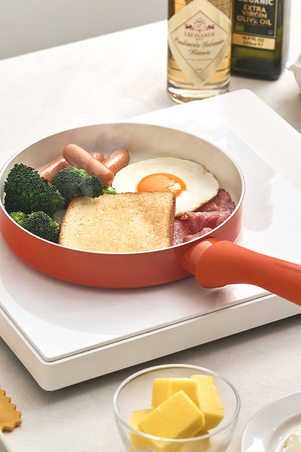 바겐슈타이거 플레어 프라이팬 20cm 탠저린 코드는 주방 조리에 적합한 프라이팬입니다. 오렌지, 화이트 색상으로 출시되었으며, 세라믹 소재에 20cm 크기로 제작되었습니다. 열전도율이 높고 논스틱 코팅 처리가 되어 있어 음식이 눌어붙는 것을 방지합니다. 플레어형 디자인으로 세련된 외관을 자랑하며, 인덕션에서도 사용 가능합니다. 요리, 주방 사용에 최적화된 제품입니다.
