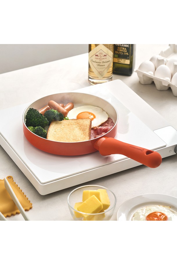 바겐슈타이거 플레어 프라이팬 24cm 미스틱 스노우는 조리와 요리에 적합한 프라이팬입니다. 24cm 사이즈로 제작되었으며, 플레어형 디자인과 미스틱 스노우 컬러가 특징입니다. 화이트와 스노우 색상으로 깔끔하고 세련된 주방 분위기를 연출합니다. 바겐슈타이거 브랜드로, 튼튼하고 오래 사용할 수 있도록 제작되었습니다. 음식을 만들 때 편리함을 더해주는 필수 주방용품입니다.
