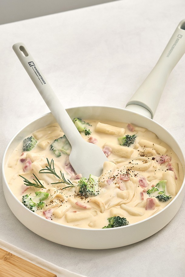 바겐슈타이거 플레어 프라이팬 20cm 미스틱 스노우는 알루미늄과 세라믹 코팅으로 제작되어 뛰어난 내구성과 열전도성을 자랑합니다. 7중 세라믹 코팅으로 음식이 눌어붙지 않아 편리하며, 스크래치 방지 기능으로 오래도록 새것처럼 사용할 수 있습니다. 인덕션, 가스레인지, 전기레인지, 할로겐 등 다양한 열원에서 사용 가능하며, 20cm 사이즈로 실용적입니다. 모던하고 심플한 디자인의 미스틱 스노우 색상이 주방의 분위기를 더욱 세련되게 만들어줍니다. 넓은 조리면과 고압축 제조공법, 빠른 열전도 기능은 더욱 맛있는 요리를 가능하게 합니다.
