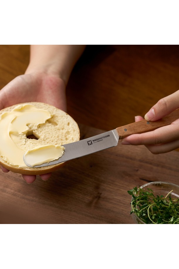 바겐슈타이거 버터 스프레더는 버터, 잼, 치즈를 간편하게 자르고 펼칠 수 있는 다용도 주방 도구입니다. 스테인레스 스틸 날과 우드 핸들의 조화는 세련된 디자인과 뛰어난 그립감을 제공합니다. 인체공학적 디자인으로 제작되어 사용이 편리하며, 손잡이 미끄럼 방지 기능이 있어 안전하게 사용할 수 있습니다. 부드럽고 얇게 버터를 바르거나, 잼과 치즈를 깔끔하게 커팅하는 데 적합합니다. 주방의 품격을 높여주는 실용적인 아이템입니다.
