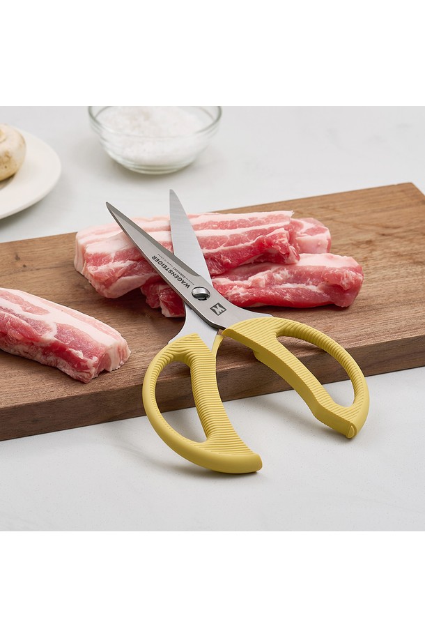 바겐슈타이거 아크트 컬러 가위 808 세이지 그린은 주방용으로 제작된 분리형 양손 대칭구조 가위입니다. 스테인리스 스틸 소재로 제작되어 내구성이 뛰어나며, 세이지 그린 색상으로 주방에 산뜻함을 더합니다. 가위는 분리 가능하여 세척 및 관리가 용이하며, 대칭구조 디자인으로 안정적인 사용감을 제공합니다. 주방에서의 다양한 용도로 활용할 수 있는 실용적인 주방 필수품입니다.
