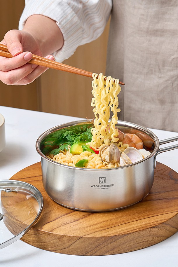 바겐슈타이거 IH 3중 바닥 스텐 미니팟 편수냄비 16cm입니다. 스테인리스 소재로 제작되어 위생적이고 내구성이 뛰어납니다. IH 3중 바닥 구조로 열 효율이 뛰어나고, 16cm 크기로 다양한 요리에 활용하기 좋습니다. 뚜껑이 포함되어 조리 시 편리하며, 편수 손잡이로 안전하고 쉽게 사용할 수 있습니다. 실버 색상으로 주방 인테리어와도 잘 어울립니다.
