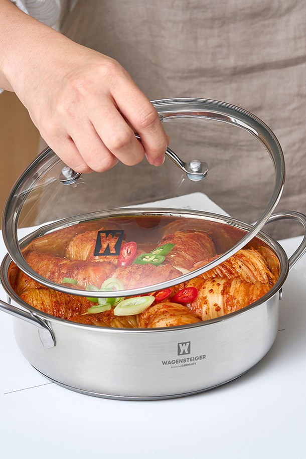 바겐슈타이거 IH 3중 바닥 스텐 미니팟 전골냄비 18cm은 스테인리스 스틸 소재의 미니 전골냄비입니다. 18cm 사이즈로, 3중 바닥 구조와 양손잡이 디자인으로 제작되어 열 효율이 높고 안전하게 사용할 수 있습니다. IH(인덕션) 사용이 가능하여 다양한 조리 환경에서 활용할 수 있으며, 전골 요리 및 일상적인 용도로 적합합니다. 본체와 뚜껑으로 구성되어 있으며, 실버 색상으로 깔끔하고 모던한 주방 분위기를 연출합니다. 
