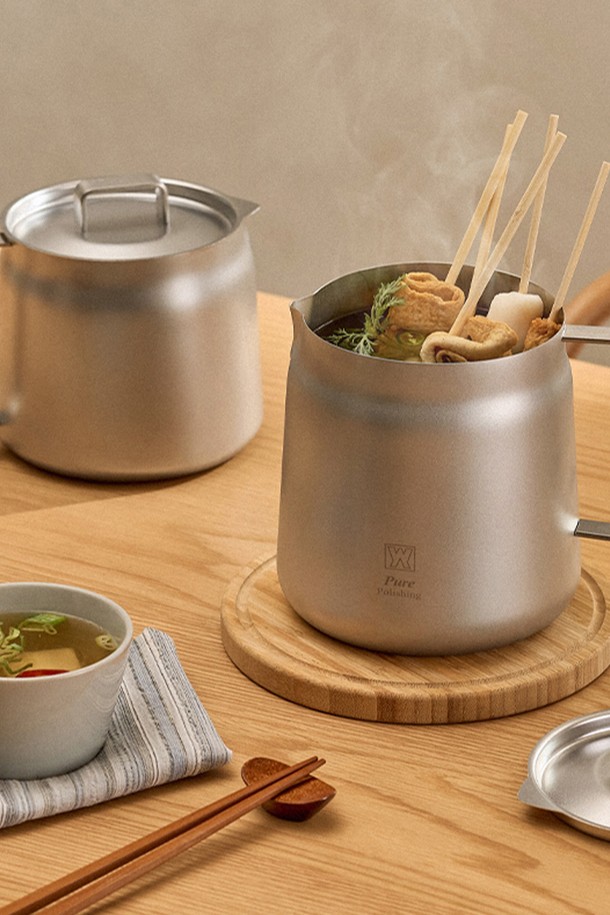 바겐슈타이거 스텐 304 퓨어 폴리싱 케틀팟 1.5L IH 무연마제는 스테인리스 스틸 소재로 제작된 주방용품입니다. 조리, 보관, 다용도로 활용 가능하며, IH, 가스레인지, 전기레인지에서 모두 사용할 수 있습니다. 무연마 공법으로 위생적이며, 넓은 입구와 이중 기능(주전자/냄비)으로 편리성을 높였습니다. 1.5L 용량으로 라면, 국/탕, 튀김, 계란 삶기, 차/와인, 살균/소독, 식품 보관 등 다양한 용도로 활용할 수 있습니다. 넓은 개구부, 내열 손잡이, 물받이 뚜껑 등 인체공학적 디자인으로 공간 효율성을 높였습니다.
