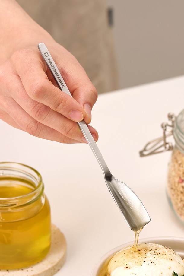 바겐슈타이거 스텐 304 허니 스푼은 꿀, 시럽, 잼 등을 떠서 사용하기에 적합한 주방용품입니다. 위생적인 스테인리스 304 소재로 제작되어 내구성과 내식성이 뛰어나며, 산성 식재료에도 안전합니다. V자형 헤드 디자인으로 드립을 방지하고, 미니멀리스트 스타일로 깔끔함을 더했습니다. 식기세척기 사용이 가능하며, 155mm x 45mm x 20mm 크기로 편리하게 사용할 수 있습니다. 변색 없이 반영구적으로 사용할 수 있으며, 1년간 품질을 보증합니다.
