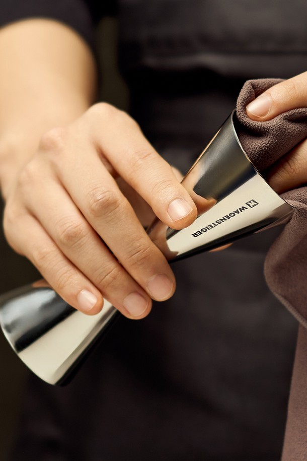 바겐슈타이거 스텐 304 골드링 지거는 칵테일과 음료 제조를 위한 필수 계량컵입니다. 고급 스테인리스 304 소재로 제작되어 부식 방지 및 내구성이 뛰어나며, 폴리싱 마감으로 광택이 오래 유지됩니다. 30/45ml, 30/60ml의 이중 계량 기능으로 다양한 레시피에 맞춰 정확한 용량 측정이 가능합니다. 골드링 디자인이 돋보이는 클래식한 외형은 홈텐딩 및 업소에서 사용할 때 고급스러운 분위기를 더합니다. 인체공학적 그립감과 내부/외부 용량 표시로 편리하게 사용할 수 있으며, 살균이 용이하여 위생적으로 관리할 수 있습니다.
