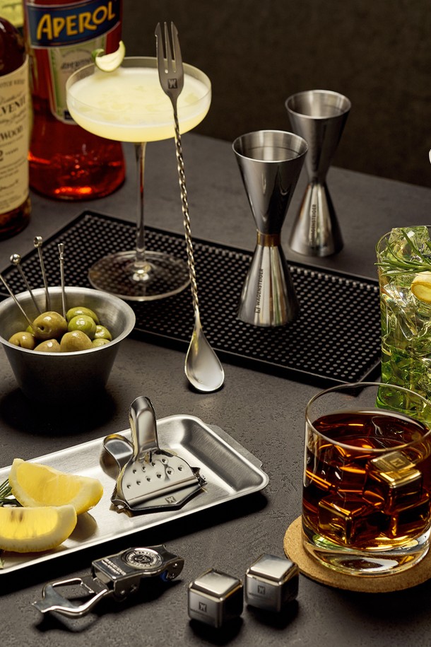 바겐슈타이거(Bargensteiger) 스텐 304 홈텐딩 올스텐 지거 30/60 칵테일 하이볼 계량컵은 칵테일 및 음료 제조를 위한 필수 아이템입니다. SUS304(18-8) 스테인리스 스틸 소재로 제작되어 부식 방지 및 위생적인 사용이 가능하며, 내구성과 내열성, 내한성을 갖춰 오랫동안 사용할 수 있습니다. 양면 계량 디자인과 내외부 눈금 표시로 정확한 용량 측정이 용이하며, 30/45ml 및 30/60ml 사이즈 선택이 가능합니다. 칵테일 제조뿐만 아니라 베이킹, 드레싱 등 다양한 용도로 활용 가능하며, 식기세척기 사용이 가능하여 편리합니다. 냄새가 배지 않아 위생적으로 관리할 수 있는 클래식 디자인의 실버 컬러 계량컵입니다.
