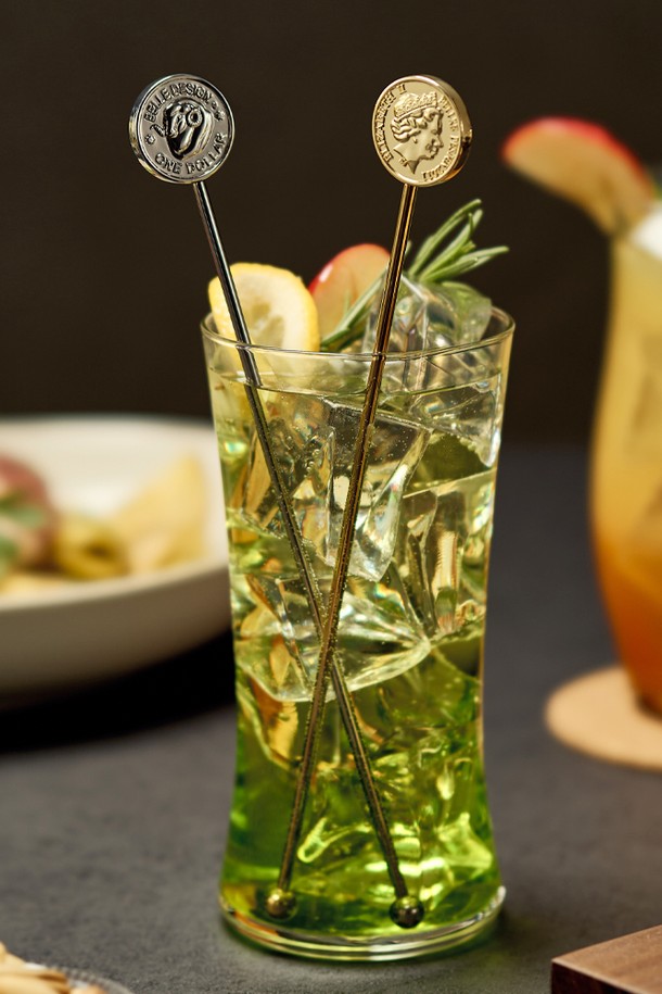 바겐슈타이거 스텐 304 홈텐딩 머들러는 칵테일과 음료 제조에 특화된 주방 용품입니다. 스테인리스 스틸 304 소재로 제작되어 내산성, 내열성이 뛰어나 위생적으로 사용할 수 있으며, 변색이나 냄새 흡수 걱정 없이 오래도록 깨끗하게 유지됩니다. 과일이나 허브를 효과적으로 으깨고 음료를 섞을 수 있도록 하단은 볼 형태로, 손에 착 감기는 인체공학적 그립과 원형 디자인을 갖추고 있습니다. 식기세척기 사용이 가능하며, 전체 길이 20cm, 너비 2.4cm로 제작되었습니다.
