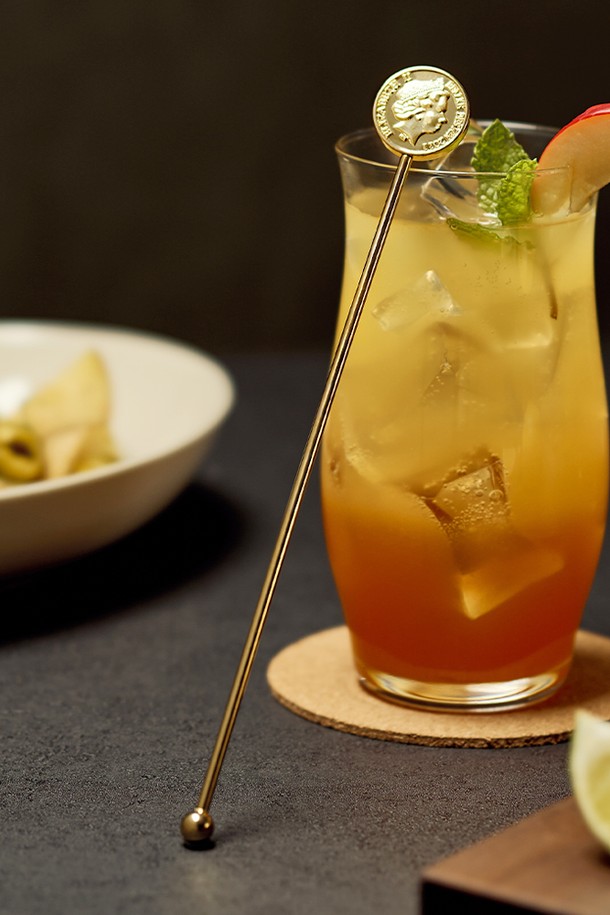 바겐슈타이거 스텐 304 홈텐딩 머들러 골드 하이볼 칵테일 스틱은 칵테일 제조와 홈바를 위한 주방용품입니다. 고급 스테인리스 304 소재로 제작되어 산과 알칼리에 강하며, 녹 발생 위험이 낮아 위생적이고 인체에 안전하게 사용할 수 있습니다. 앞뒤 원형 디자인과 인체공학적 그립감으로 편안하게 사용할 수 있으며, 안정적인 무게중심을 제공합니다. 골드 색상으로 고급스러움을 더하며, 광택 유지력이 우수하여 오랫동안 새것처럼 사용할 수 있습니다. 프리미엄 홈바 시리즈로, 믹싱과 머들링 기능을 통해 더욱 퀄리티 있는 칵테일 제조를 돕습니다.
