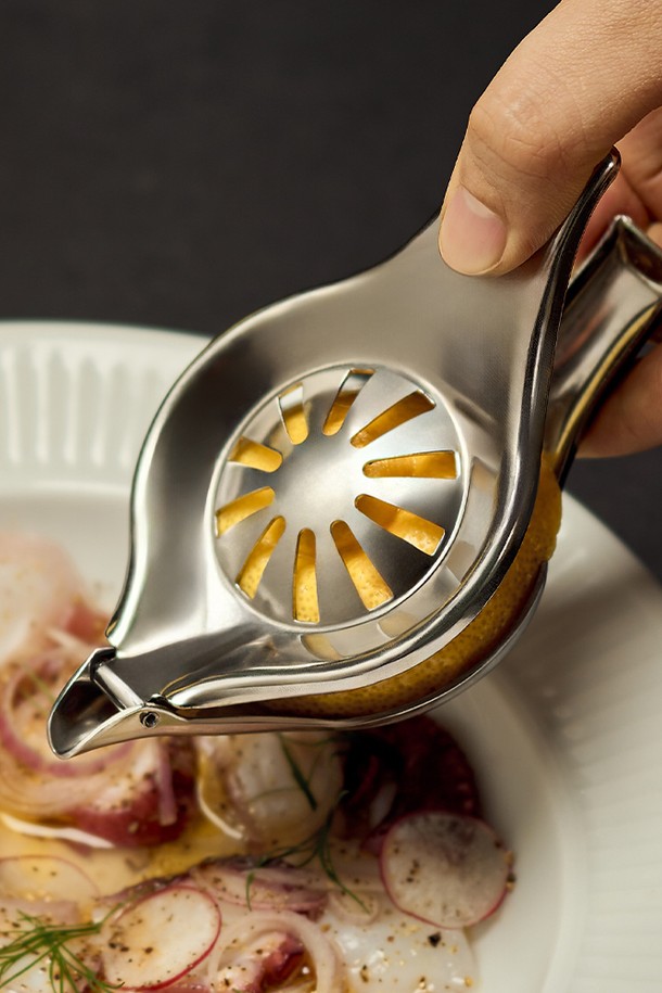 바겐슈타이거 스텐 304 홈탠팅 레몬 스퀴저 슬라이스 레몬즙 착즙기는 칵테일, 베이킹, 샐러드, 음료, 드레싱 제조에 유용한 주방용품입니다. 위생적인 스테인리스 스틸 304 소재로 제작되어 내산성, 내열성, 내부식성이 뛰어나며, 식기세척기 및 열소독이 가능하여 관리가 용이합니다. 컴팩트한 12.5cm 사이즈에 슬라이스형 디자인으로 레몬즙을 간편하고 효율적으로 추출할 수 있습니다. 직관적인 사용법으로 누구나 손쉽게 사용할 수 있으며, 식품 안전성을 고려하여 안심하고 사용할 수 있습니다. 심플한 디자인은 주방 인테리어에도 잘 어울립니다.
