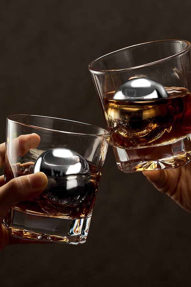 바겐슈타이거 스텐 304 빅 아이스볼 세트는 위스키, 음료, 식재료의 시원함을 유지해주는 주방용품입니다. 녹지 않는 스테인리스 304 소재의 아이스볼 2개와 보관 케이스로 구성되어 있으며, 냉감, 내식성, 내열성을 갖춰 위생적으로 사용할 수 있습니다. 특수 냉각제를 사용하여 빠른 냉각 효과와 오래 지속되는 냉각력을 제공하며, 음료 고유의 맛을 변함없이 즐길 수 있습니다. 심플하고 실용적인 디자인으로 면 요리, 식품 보관 등 다양한 용도로 활용 가능하며, 세척이 용이하여 편리합니다.
