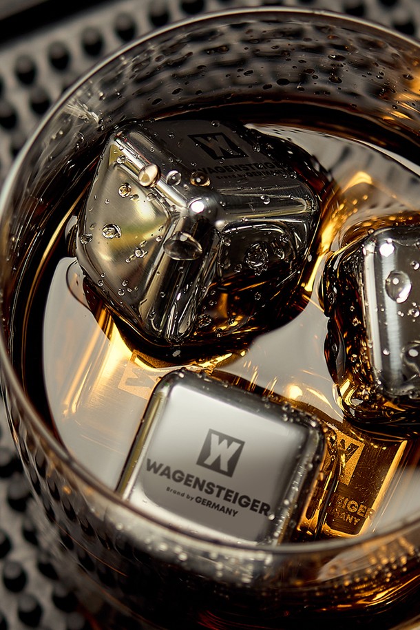 바겐슈타이거(Bargensteiger) 스텐 304 홈텐딩 아이스큐브 8구는 음료의 시원함을 오래 유지해주는 녹지 않는 얼음 큐브입니다. 스테인리스 304 소재로 제작되어 부식 방지 및 내열성이 뛰어나 위생적으로 사용 가능합니다. 칵테일, 음료, 식재료 등을 차갑게 유지하거나, 냉찜질, 튀김 반죽 온도 조절 등 다양한 용도로 활용할 수 있습니다. 아이스큐브 8개, 전용 집게, 보관 케이스로 구성되어 있으며, 식기세척기 사용이 가능하여 편리합니다. 단, 뜨거운 음료 사용, 전자레인지/오븐 사용, 유리 용기 사용은 주의해야 하며, 사용 전 최소 4시간 냉동 후 사용하십시오.
