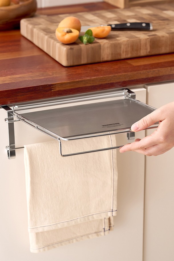 바겐슈타이거 올스텐 서브 키친 홀더랙 주방 보조선반은 주방 공간을 효율적으로 활용할 수 있는 실버 색상의 모던하고 심플한 디자인의 주방용품입니다. 스테인리스스틸과 ABS 소재로 제작되어 부식 및 변색 방지 기능이 있으며, 접이식 및 슬라이드식 구조로 공간 절약에 효과적입니다. 후크형 설치 방식으로 간편하게 설치할 수 있으며, 하부장 두께 1.5~2.5cm에 호환됩니다. 라운드 엣지 처리와 위생적인 소재 사용으로 안전하며, 최대 1kg까지 하중을 견딜 수 있습니다.
