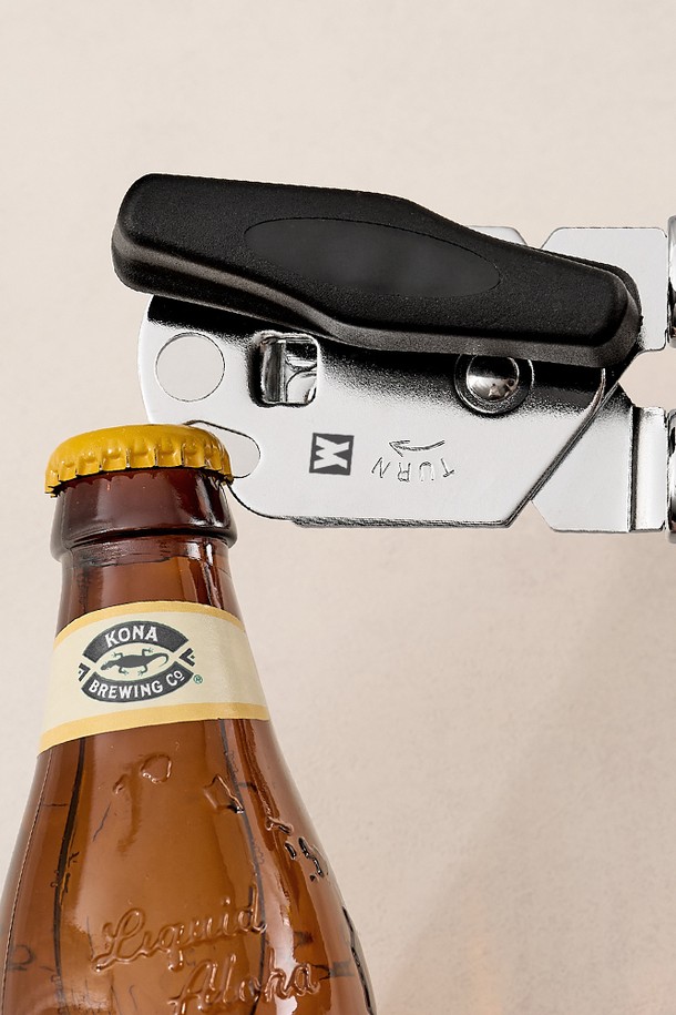 바겐슈타이거(Wagensteiger) 스핀 오프너 병 캔 통조림 따개는 주방에서 유용하게 사용되는 병따개/캔따개입니다. 금속, 고무, ABS 소재로 제작되었으며, 210mm x 63mm 크기로 제작되었습니다. 시계 방향 회전 방식을 사용하여 손쉽게 병과 캔을 따는 2in1 기능을 제공하며, 미끄럼 방지 기능과 안정적인 그립감으로 안전하게 사용할 수 있습니다. 블랙 색상으로 디자인되었으며, 일상생활에서 편리하게 사용할 수 있습니다. 단, 날카로운 칼날에 주의하여 사용해야 합니다.
