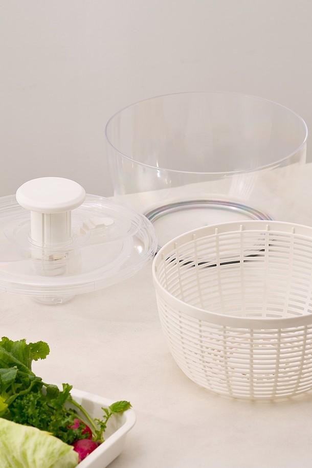 바겐슈타이거 점보 샐러드 스피너 야채탈수기 6L는 뚜껑, 채반, 투명 용기로 구성되어 야채와 과일, 면류, 나물의 물기를 간편하게 제거해줍니다. 원터치 펌프 작동 방식과 회전 중 안전 정지 기능, 미끄럼 방지 패드로 더욱 편리하고 안전하게 사용할 수 있습니다. 투명 용기로 내용물을 쉽게 확인하고, 분리형 디자인으로 세척 및 보관이 용이하며, 보관 시 높이를 축소하여 공간 효율성을 높였습니다. 이동 시 회전 방지 기능과 상단 정지 버튼, 잠금 장치를 갖춰 사용 편의성을 더했습니다. 사용 시 회전 중 뚜껑 개방, 전자레인지, 냉동고 사용, 충격, 어린이 접근, 직사광선 보관, 식기세척기 사용은 삼가주세요.
