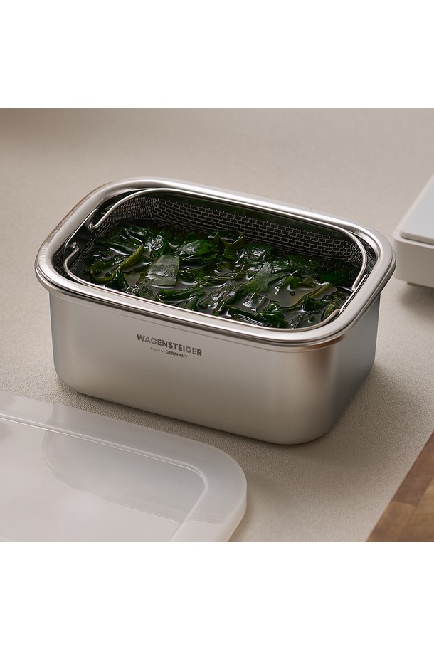 바겐슈타이거 무연마 드레인 스텐 304 박스 뚜껑 채반은 식재료 세척, 보관, 물 빼기, 담그기에 유용한 주방용품입니다. 스테인리스 스틸 304와 PE 소재로 제작되어 위생적이며 내열성을 갖췄고, 1-2인 가구에 적합한 컴팩트 사이즈입니다. 양방향 손잡이와 배수 구멍, 반투명 뚜껑이 특징이며, 적층하여 보관할 수 있습니다. 무연마 마감으로 깔끔한 디자인을 자랑하며, 채반, 뚜껑, 보관함으로 구성되어 있습니다.
