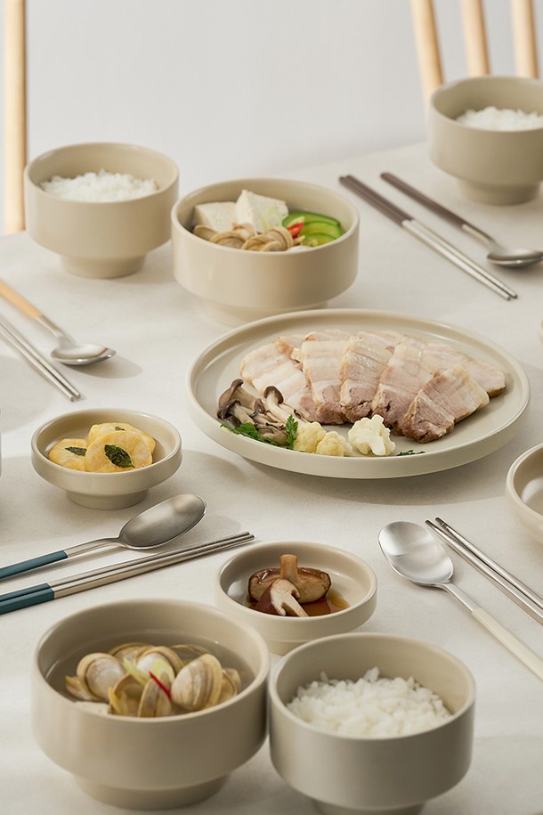 바겐슈타이거 스텐 304 데일로어 4인 수저세트는 감성적인 디자인과 실용성을 모두 갖춘 스테인리스(SUS304) 소재의 수저세트입니다. 미니멀한 스타일과 곡선형 실루엣, 컬러 코팅 핸들이 어우러져 테이블 세팅에 포인트를 더합니다. 넉넉한 스푼볼 깊이감과 자연스러운 그립감으로 편안한 사용감을 제공하며, 내식성, 내열성, 내구성을 갖춰 위생적으로 사용할 수 있습니다. 밀크 베이지, 샌드오크, 모스브라운, 실키 네이비 4가지 컬러로 출시되어 취향에 맞게 선택 가능하며, 수저 4개와 젓가락 4벌로 구성되어 4인 가족 식사에 적합합니다. 라운딩 처리된 끝선과 슬림핏 디자인은 세련된 느낌을 더하며, 미끄럼 방지 기능으로 안전하게 사용할 수 있습니다.
