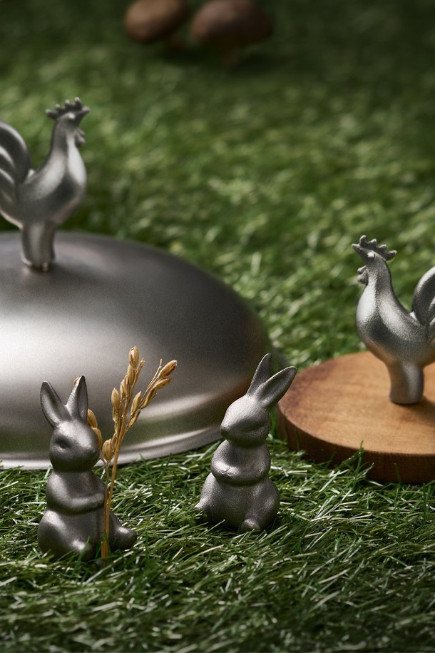 바겐슈타이거 스텐 304 주물 냄비 프라이팬 손잡이 닭은 SUS304 스테인리스 스틸 소재로 제작되어 위생적이고 내구성이 뛰어납니다. 닭 모양의 동물 디자인이 주방에 생동감을 더하며, 편안한 그립감의 실리콘 손잡이는 사용자의 편의성을 높여줍니다. 내열성, 내식성, 내알칼리성을 갖춰 반영구적으로 사용할 수 있으며, 식기세척기 사용이 가능하여 관리 또한 용이합니다. 냄비 뚜껑에도 사용할 수 있는 실용적인 디자인으로 주방 필수품입니다.
