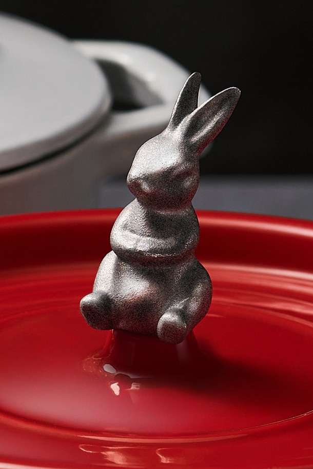 바겐슈타이거(Bargensteiger) 스텐 304 주물 냄비 프라이팬 손잡이 토끼는 주방의 품격을 높여주는 스테인리스 스틸 조리 도구입니다. SUS304 스테인리스 스틸 소재로 제작되어 위생적이며, 뛰어난 내부식성으로 오랫동안 변함없이 사용할 수 있습니다. 귀여운 토끼 모양의 디자인 장식이 돋보이며, 편안한 그립감의 손잡이로 요리 시 편리함을 더합니다. 산과 알칼리에 강하고 오래가는 광택을 자랑하며, 세척이 용이하여 위생적인 사용이 가능합니다. 주방에서 일상적으로 사용할 수 있는 실버 컬러의 실용적인 주방용품입니다.
