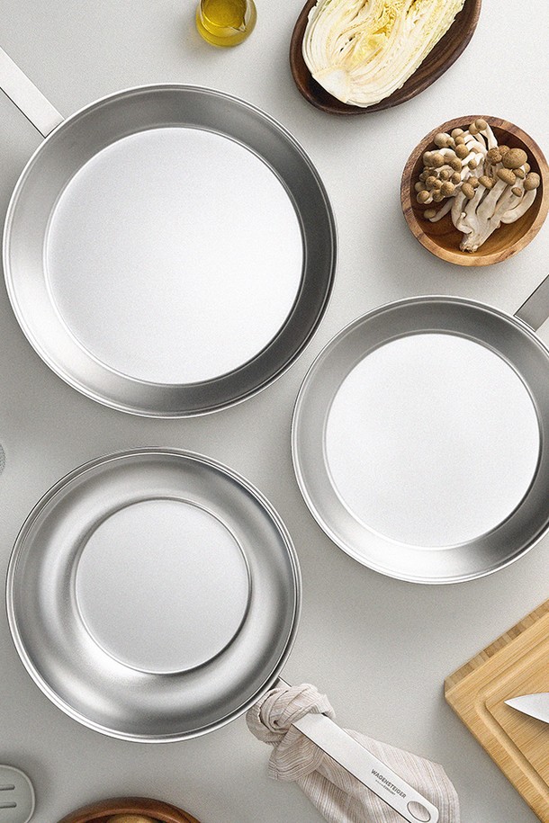 바겐슈타이거 로스탈 통5중 무연마 316 스텐 궁중팬 24cm은 5중 구조로 설계되어 뛰어난 열전도율을 자랑합니다. 위생적인 손잡이와 보관용 걸이가 있어 편리하며, 무연마 전해표면 처리를 통해 블랙 연마 잔여물 걱정 없이 사용할 수 있습니다. 액체를 따르기 편한 림 구조와 스팟 용접 손잡이로 사용성을 높였으며, 일반 스테인리스 대비 9배 높은 열전도율로 더욱 효율적인 조리가 가능합니다. 1-2인 가구에 적합하며, 인덕션, 오븐, 가스레인지 등 다양한 열원에서 사용할 수 있어 계란 및 야채 요리에 이상적입니다.
