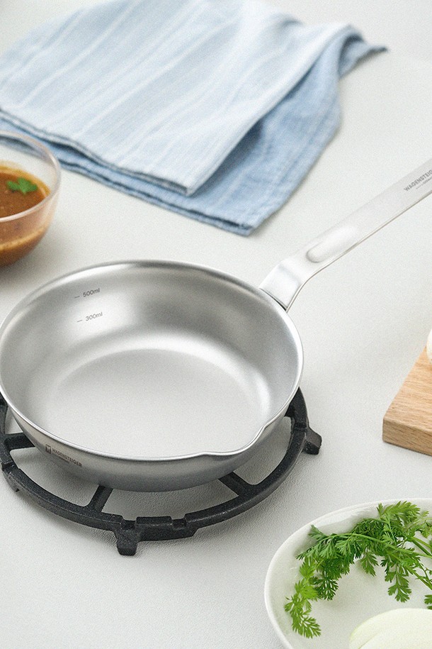 바겐슈타이거 로스탈 통3중 무연마 316 스텐 미니팬 16cm은 1-2인 가구를 위한 실용적인 조리 도구입니다. SUS316 스테인레스 소재와 통3중 구조로 제작되어 높은 내구성과 뛰어난 열전도율을 자랑합니다. 계란 프라이, 소스 조리, 미니 그라탕 등 다양한 요리에 활용할 수 있으며, 인덕션, 오븐, 가스레인지, 식기세척기에서 모두 사용 가능합니다. 무연마 공법과 전해 연마 공법으로 위생적인 사용이 가능하며, 내부 계량 눈금과 보관용 걸이 고리, 스포용접 손잡이, 물코 디자인이 특징입니다. 부식 방지 기능으로 오래도록 튼튼하게 사용할 수 있습니다.
