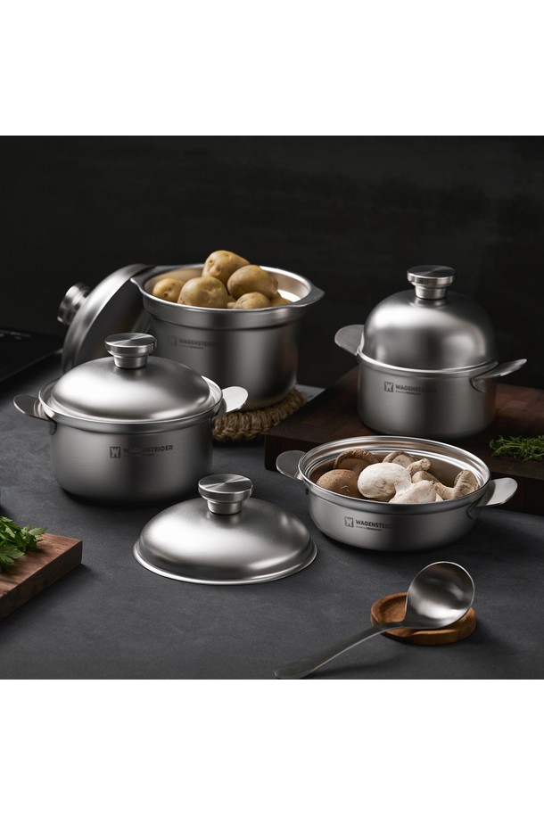 바겐슈타이거 로스탈(Bargenstein) 통 5중 무연마 316 스텐 냄비 톨셰프팟을 소개합니다. 5중 구조와 SUS316 스테인리스 스틸 소재로 제작되어 뛰어난 내구성과 위생적인 사용이 가능합니다. 전해연마 공법으로 매끄러운 표면을 자랑하며, 돔형 디자인 뚜껑으로 수분 손실을 최소화합니다. 푸어링 림(Pouring Rim) 설계로 편리하게 따를 수 있으며, 스폿 용접 손잡이로 안전성을 높였습니다. 인덕션, 가스레인지, 하이라이트, 할로겐, 오븐 등 다양한 열원에서 사용할 수 있으며, 몰리브데늄 함유로 내식성과 내열성이 강화되었습니다.
