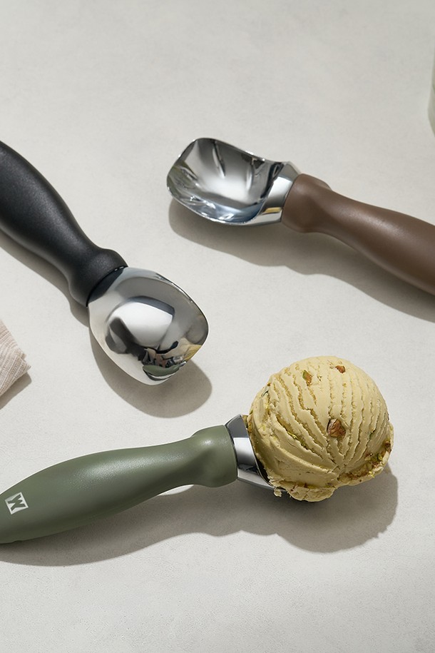 바겐슈타이거(Wagestiger) 프라임 아이스크림 스쿱은 피스타치오 젤라또뿐만 아니라 다양한 베이킹 및 요리에 활용할 수 있는 다용도 아이스크림 스쿱입니다. 밀크 초콜릿, 피스타치오, 블랙빈 세 가지 색상으로 제공되며, 아연 합금과 PP 소재로 제작되어 견고합니다. 유선형 헤드 디자인과 인체공학적 손잡이, 미끄럼 방지 기능으로 편안한 사용감을 제공하며, 병따개 기능까지 갖추고 있습니다. 대용량 스쿱 헤드와 논스틱 내부 디자인, 전문가용 구조로 아이스크림 퍼내기, 수박/호박씨 퍼내기, 쿠키 도우 분배, 음식 이동 등 다양한 용도로 활용 가능합니다.
