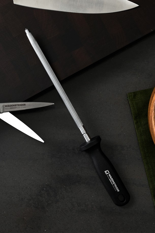 바겐슈타이거 호닝 스틸 샤프너 칼갈이 가위갈이는 주방칼과 가위를 한 번에 관리할 수 있는 다용도 제품입니다. 카본스틸과 PP 소재로 제작되어 내구성이 뛰어나고, 일체형 손잡이와 미끄럼 방지 그립으로 안전하게 사용할 수 있습니다. 자석 팁이 장착되어 금속 입자를 수집하며, 20-25도 각도를 유지하여 정밀하게 칼날을 연마할 수 있습니다. 주방칼, 가위, 과도 등 다양한 칼 종류에 활용 가능하며, 칼날의 날카로움을 빠르게 복원하고 손상을 방지합니다. 정밀 홈 가공 기술로 칼날을 섬세하게 관리하여 오랫동안 날카로운 칼을 유지할 수 있습니다.
