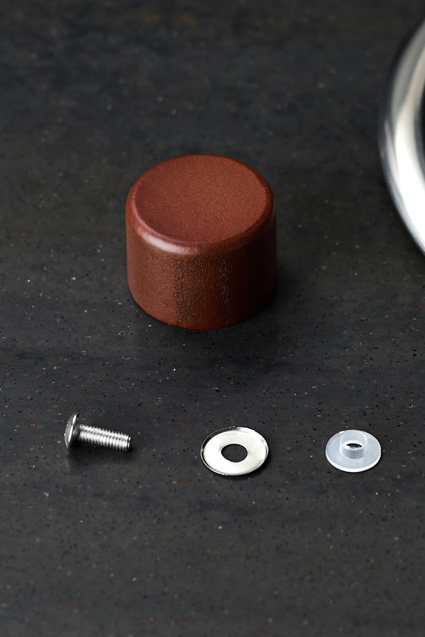 바겐슈타이거 나무꼭지 2P 세트는 냄비 및 프라이팬 뚜껑에 사용할 수 있는 손잡이 세트입니다. 나무, 스테인리스 스틸, 실리콘 소재로 제작되었으며, 브라운 색상으로 따뜻한 분위기를 연출합니다. 내열 기능과 인체공학적 그립 디자인으로 안전하고 편안한 사용감을 제공하며, 나사식 조립 구조로 간편하게 설치할 수 있습니다. 자연스러운 나무 질감은 주방에 은은한 멋을 더하며, 1년 품질보증으로 안심하고 사용할 수 있습니다.
