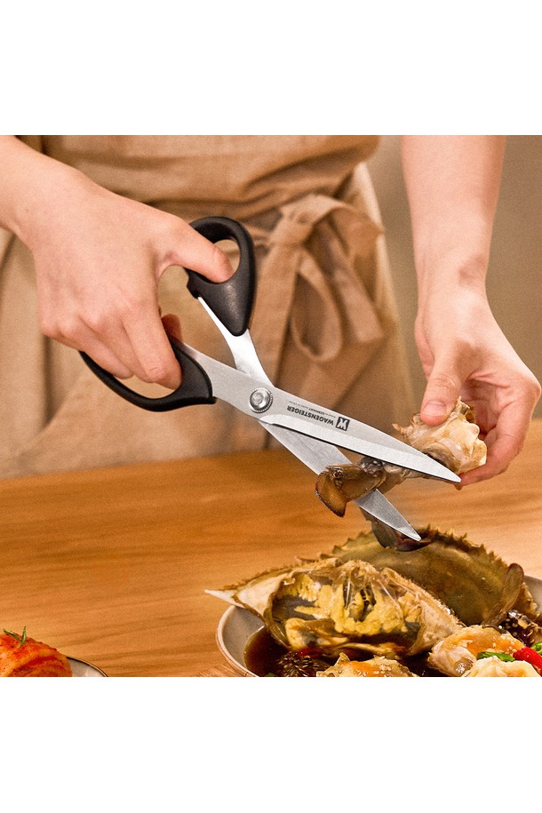 바겐슈타이거 스텐 그릴 커터 가위는 주방 조리에 특화된 제품입니다. 스테인리스 스틸 소재를 사용하여 내구성이 뛰어나며, 실버와 블랙 색상으로 깔끔한 디자인을 자랑합니다. 긴 날과 큰 사이즈로 그릴 커터 용도로 적합하며, 플라스틱 손잡이로 편안한 그립감을 제공합니다. 공식 판매점에서 판매되는 공식 인증 상품으로, 안심하고 사용할 수 있습니다. 요리를 더욱 편리하게 만들어줄 바겐슈타이거 스텐 그릴 커터 가위를 만나보세요.
