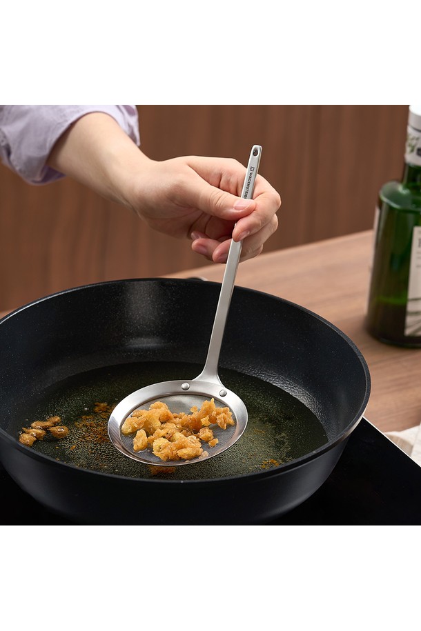 바겐슈타이거 스텐 304 (Bargensteiger Sten 304) 마이크로 스키머는 초미세 메쉬망으로 제작된 국자입니다. 조리 시 음식물 건지기에 용이하며, 스테인리스 304 소재를 사용하여 위생적이고 내구성이 뛰어납니다. 특히 초미세 메쉬망은 더욱 섬세한 거름 기능을 제공합니다. 넉넉한 사이즈의 스키머 타입으로, 다양한 요리에 활용할 수 있습니다. 공식 판매점에서만 만나볼 수 있는 제품으로, 구매 전 인증 마크를 확인하세요.
