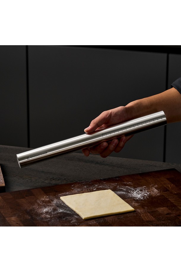 바겐슈타이거 스텐 304 롤링핀은 베이킹과 제빵, 제면에 최적화된 주방용품입니다. 위생적인 스테인리스 스틸 소재로 제작되어 냄새 흡착을 방지하고 변형 없이 오래 사용할 수 있습니다. 반죽 시 미끄럼을 방지하는 설계와 균형 잡힌 무게감으로 사용이 편리하며, 16cm 측정 눈금이 있어 정확한 계량이 가능합니다. 논스틱 기능과 인체공학적 디자인, 전문가용 품질로 초보자도 쉽게 사용할 수 있으며, 다양한 베이킹, 제빵, 제면 요리에 활용할 수 있습니다.
