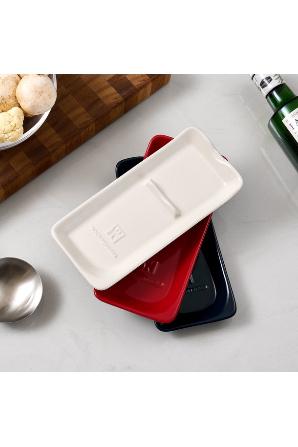 바겐슈타이거(Wagensteiger) 세라믹 레이들 홀더 네이비 조리도구 받침은 주방과 식탁에서 위생적으로 사용할 수 있는 실용적인 제품입니다. 부드러운 촉감의 네이비 컬러 세라믹 소재로 제작되었으며, 무지 디자인으로 깔끔함을 더합니다. 두꺼운 두께로 내열, 방수, 오염 방지, 냄새 방지 기능이 있어 조리 시 편리하게 사용할 수 있습니다. 양면 사용이 가능하며 미끄럼 방지 기능이 있어 안전하고, 세척이 용이하여 위생적으로 관리할 수 있습니다. 조리 도구를 거치하여 주방을 더욱 깔끔하게 정리해 보세요.
