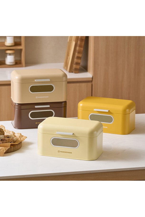 바겐슈타이거(Bargensteiger) 브레드 박스 카카오 주방 식탁 보관함은 미니멀한 디자인의 주방 보관함입니다. 스틸 소재로 제작되었으며, 깊이 있는 카카오 색상이 주방 공간에 은은한 분위기를 더합니다. 빵을 신선하게 보관하고, 다용도로 수납할 수 있도록 설계되었습니다. 통기 기능과 수분 조절 기능으로 내용물의 변질을 막아주며, 투명 유리창을 통해 내부를 확인할 수 있습니다. 부드러운 곡선 손잡이와 파우더 코팅 마감, 라운드 엣지 디자인이 특징입니다.
