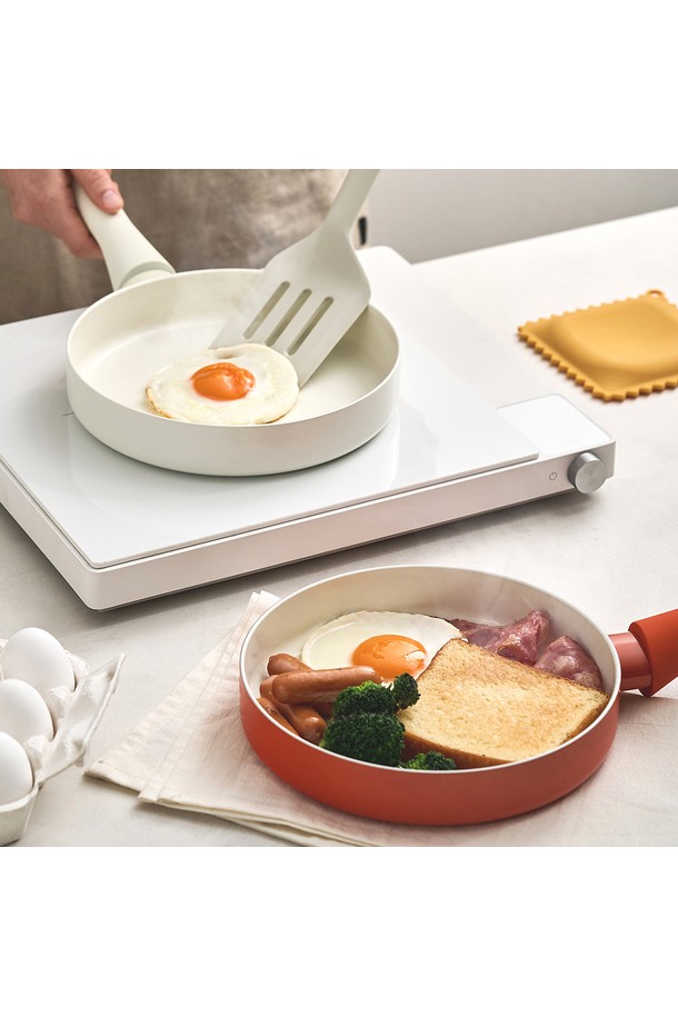 바겐슈타이거 썬 브리즈 플레어 프라이팬 20cm는 베이지와 화이트 색상으로 제공되며, 주방에 산뜻함을 더합니다. 에폭시 소재로 제작되어 내구성이 뛰어나며, 20cm 크기로 다양한 요리에 활용할 수 있습니다. 논스틱 코팅으로 음식물이 눌어붙는 것을 방지하여 편리하게 사용 가능합니다. 손잡이가 있어 안전하게 조작할 수 있으며, 인덕션에서도 사용 가능하여 실용적입니다.
