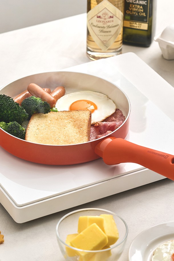 바겐슈타이거 플레어 프라이팬 20cm 미스틱 스노우는 알루미늄과 세라믹 코팅으로 제작되어 뛰어난 내구성과 열전도성을 자랑합니다. 7중 세라믹 코팅으로 음식이 눌어붙지 않아 편리하며, 스크래치 방지 기능으로 오래도록 새것처럼 사용할 수 있습니다. 인덕션, 가스레인지, 전기레인지, 할로겐 등 다양한 열원에서 사용 가능하며, 20cm 사이즈로 실용적입니다. 모던하고 심플한 디자인의 미스틱 스노우 색상이 주방의 분위기를 더욱 세련되게 만들어줍니다. 넓은 조리면과 고압축 제조공법, 빠른 열전도 기능은 더욱 맛있는 요리를 가능하게 합니다.
