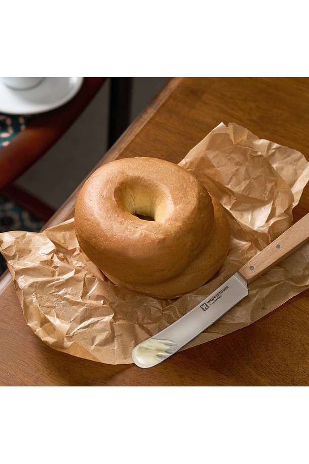 바겐슈타이거 버터 스프레더는 버터, 잼, 치즈를 간편하게 자르고 펼칠 수 있는 다용도 주방 도구입니다. 스테인레스 스틸 날과 우드 핸들의 조화는 세련된 디자인과 뛰어난 그립감을 제공합니다. 인체공학적 디자인으로 제작되어 사용이 편리하며, 손잡이 미끄럼 방지 기능이 있어 안전하게 사용할 수 있습니다. 부드럽고 얇게 버터를 바르거나, 잼과 치즈를 깔끔하게 커팅하는 데 적합합니다. 주방의 품격을 높여주는 실용적인 아이템입니다.
