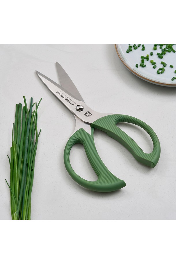 바겐슈타이거(Bargensteiger) 아크트 컬러 가위 808은 라이트 그레이 색상의 주방용 가위입니다. 스테인리스 스틸 소재로 제작되었으며, 분리형 및 양손 대칭구조 디자인으로 편의성을 높였습니다. 가위는 분리 가능하여 세척이 용이하며, 대칭 구조는 안정적인 사용감을 제공합니다. 주방에서 다양한 식재료를 손질하는 데 적합한 실용적인 제품입니다.
