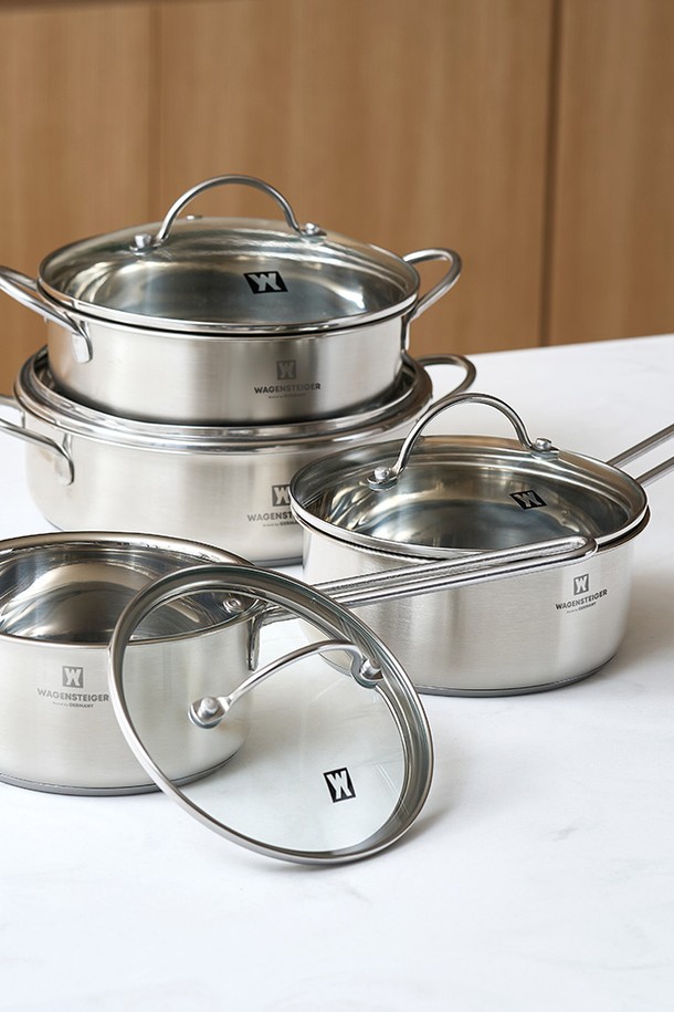 바겐슈타이거 IH 3중 바닥 스텐 미니팟 전골냄비 18cm은 스테인리스 스틸 소재의 미니 전골냄비입니다. 18cm 사이즈로, 3중 바닥 구조와 양손잡이 디자인으로 제작되어 열 효율이 높고 안전하게 사용할 수 있습니다. IH(인덕션) 사용이 가능하여 다양한 조리 환경에서 활용할 수 있으며, 전골 요리 및 일상적인 용도로 적합합니다. 본체와 뚜껑으로 구성되어 있으며, 실버 색상으로 깔끔하고 모던한 주방 분위기를 연출합니다. 
