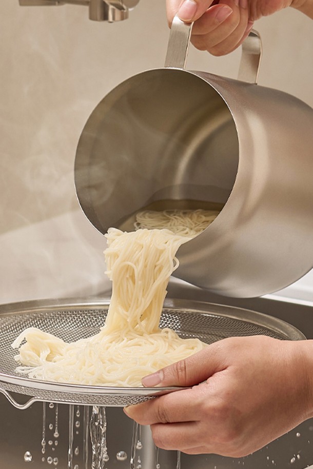 바겐슈타이거 스텐 304 퓨어 폴리싱 케틀팟 1.5L IH 무연마제는 스테인리스 스틸 소재로 제작된 주방용품입니다. 조리, 보관, 다용도로 활용 가능하며, IH, 가스레인지, 전기레인지에서 모두 사용할 수 있습니다. 무연마 공법으로 위생적이며, 넓은 입구와 이중 기능(주전자/냄비)으로 편리성을 높였습니다. 1.5L 용량으로 라면, 국/탕, 튀김, 계란 삶기, 차/와인, 살균/소독, 식품 보관 등 다양한 용도로 활용할 수 있습니다. 넓은 개구부, 내열 손잡이, 물받이 뚜껑 등 인체공학적 디자인으로 공간 효율성을 높였습니다.
