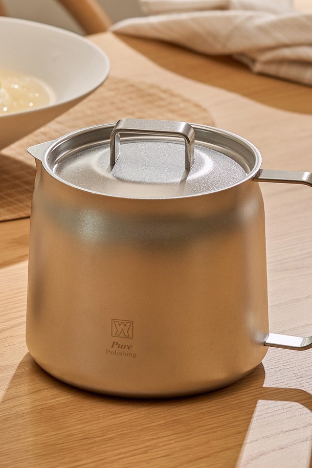 바겐슈타이거 스텐 304 퓨어 폴리싱 케틀팟 2L IH 무연마제는 스테인리스 304 소재로 제작되어 내구성이 뛰어나고 위생적인 주방용품입니다. 2L 용량으로 끓이기, 데우기, 조리 등 다양한 용도로 활용 가능하며, IH(인덕션) 사용이 가능합니다. 퓨어 폴리싱 마감으로 깔끔한 외관을 자랑하며, 무연마 처리로 안심하고 사용할 수 있습니다. 손잡이가 부착되어 편리하게 사용할 수 있는 실버 색상의 케틀팟입니다.
