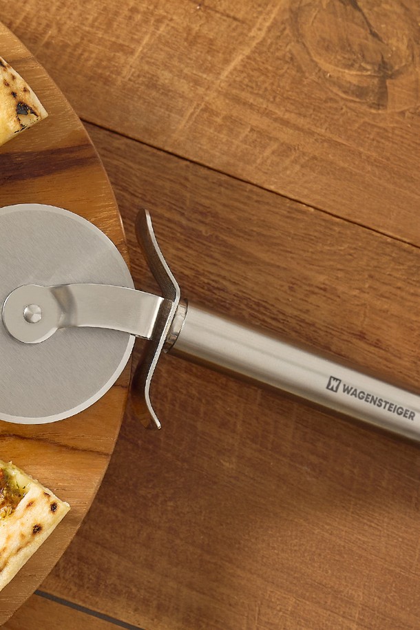 바겐슈타이거 스텐 피자 커터는 스테인리스 스틸 소재로 제작되어 위생적이고 내구성이 뛰어납니다. 날카로운 커팅날과 인체공학적인 일자형 손잡이는 피자를 쉽고 깔끔하게 자를 수 있도록 설계되었습니다. 실버 색상의 원형 커터 디자인은 주방에 세련된 느낌을 더합니다. 피자 조리 시 편리함을 제공하는 필수 조리 도구입니다.
