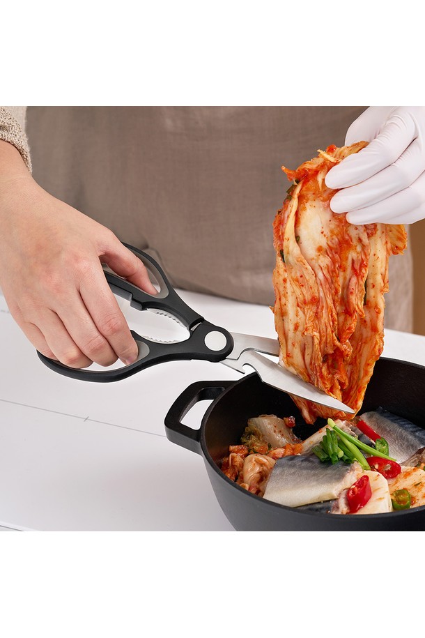 바겐슈타이거 ZESSO(제쏘) 711 가위는 주방에서 다용도로 활용 가능한 멀티툴입니다. 가위, 병따개, 크러셔 기능이 하나로 통합되어 효율적인 사용성을 제공합니다. 녹슬지 않는 스테인리스 스틸 소재로 제작되어 내구성이 뛰어나며, 블랙과 실버 색상으로 세련된 디자인을 자랑합니다. 인체공학적 디자인의 손잡이는 뛰어난 그립감을 제공하여 편리하게 사용할 수 있습니다. 주방뿐만 아니라 다양한 용도로 활용 가능한 실용적인 주방용품입니다.
