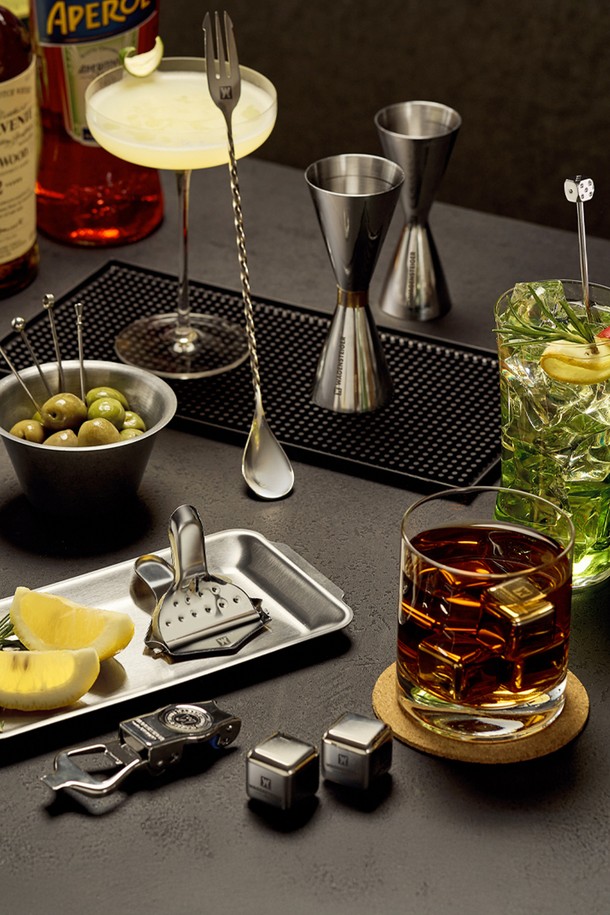 바겐슈타이거 스텐 304 홈탠팅 디저트 피커 8pcs 가니쉬 포크는 칵테일 가니쉬, 디저트, 음식 고정, 과일 꽂이 등 다용도로 활용 가능한 제품입니다. 심플하고 모던한 디자인으로, 바, 카페, 호텔, 레스토랑, 가정 등 다양한 장소에서 사용할 수 있습니다. 프리미엄 위생 스테인리스 스틸 304 소재로 제작되어 내부식성, 내산성, 내열성이 뛰어나며, 오래가는 광택을 자랑합니다. 10cm 크기로 8개입 구성이며, 정교한 팁 마감으로 음식 섭취 시 만족스러운 사용감을 제공합니다. 식기세척기 사용이 가능하여 편리하게 관리할 수 있습니다.
