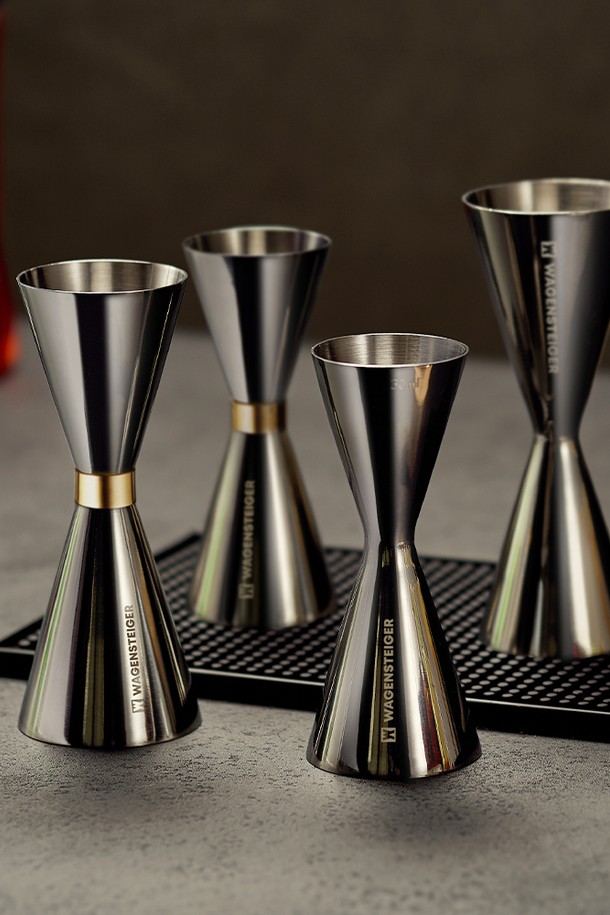 바겐슈타이거 스텐 304 골드링 지거는 칵테일과 음료 제조를 위한 필수 계량컵입니다. 고급 스테인리스 304 소재로 제작되어 부식 방지 및 내구성이 뛰어나며, 폴리싱 마감으로 광택이 오래 유지됩니다. 30/45ml, 30/60ml의 이중 계량 기능으로 다양한 레시피에 맞춰 정확한 용량 측정이 가능합니다. 골드링 디자인이 돋보이는 클래식한 외형은 홈텐딩 및 업소에서 사용할 때 고급스러운 분위기를 더합니다. 인체공학적 그립감과 내부/외부 용량 표시로 편리하게 사용할 수 있으며, 살균이 용이하여 위생적으로 관리할 수 있습니다.
