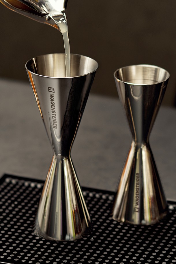 바겐슈타이거(Bargensteiger) 스텐 304 홈텐딩 올스텐 지거 30/60 칵테일 하이볼 계량컵은 칵테일 및 음료 제조를 위한 필수 아이템입니다. SUS304(18-8) 스테인리스 스틸 소재로 제작되어 부식 방지 및 위생적인 사용이 가능하며, 내구성과 내열성, 내한성을 갖춰 오랫동안 사용할 수 있습니다. 양면 계량 디자인과 내외부 눈금 표시로 정확한 용량 측정이 용이하며, 30/45ml 및 30/60ml 사이즈 선택이 가능합니다. 칵테일 제조뿐만 아니라 베이킹, 드레싱 등 다양한 용도로 활용 가능하며, 식기세척기 사용이 가능하여 편리합니다. 냄새가 배지 않아 위생적으로 관리할 수 있는 클래식 디자인의 실버 컬러 계량컵입니다.
