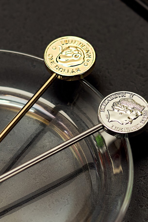 바겐슈타이거 스텐 304 홈텐딩 머들러는 칵테일과 음료 제조에 특화된 주방 용품입니다. 스테인리스 스틸 304 소재로 제작되어 내산성, 내열성이 뛰어나 위생적으로 사용할 수 있으며, 변색이나 냄새 흡수 걱정 없이 오래도록 깨끗하게 유지됩니다. 과일이나 허브를 효과적으로 으깨고 음료를 섞을 수 있도록 하단은 볼 형태로, 손에 착 감기는 인체공학적 그립과 원형 디자인을 갖추고 있습니다. 식기세척기 사용이 가능하며, 전체 길이 20cm, 너비 2.4cm로 제작되었습니다.
